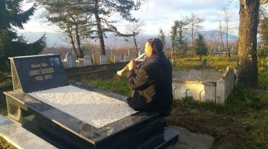 H&uuml;sn&uuml; Şenlendirici&rsquo;den Mezar Başında Klarnet Resitali