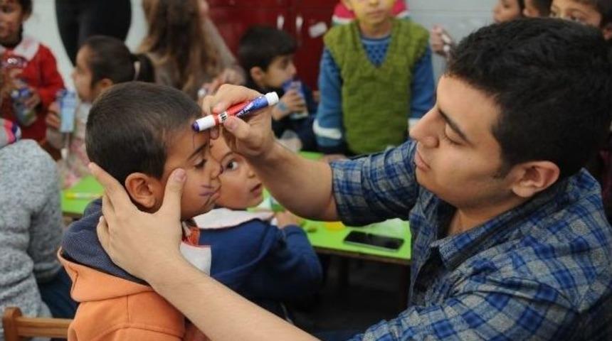 &Uuml;niversitelilerden Miniklere Armağan