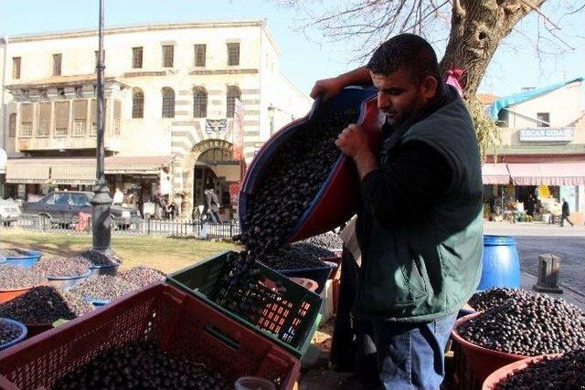 (özel Haber) Giydiği Şalvarla Zeytin Yiyen Canan Karatay’a Gaziantep’ten Destek