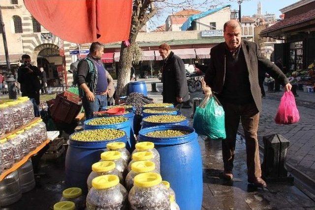 (özel Haber) Giydiği Şalvarla Zeytin Yiyen Canan Karatay’a Gaziantep’ten Destek