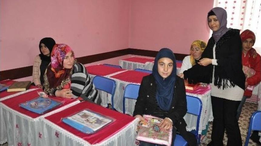 Kız Öğrencilere Kur’an-ı Kerim Eğitim Seti Dağıtıldı