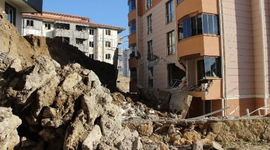 İstinat Duvarı Yıkılan Apartmanda Tehlike Devam Ediyor