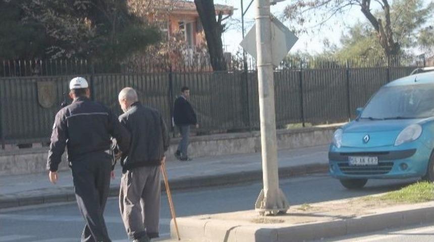 Görme Engelli Vatandaşa Polis Yardımcı Oldu