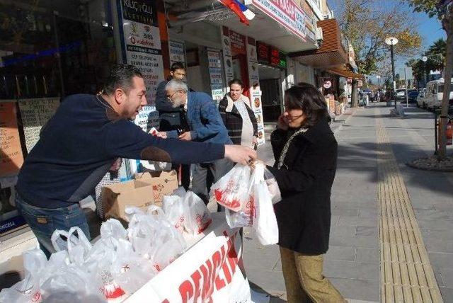 Didim 75 Gençlik Derneği Vatandaşlara Kandil Simidi Dağıttı