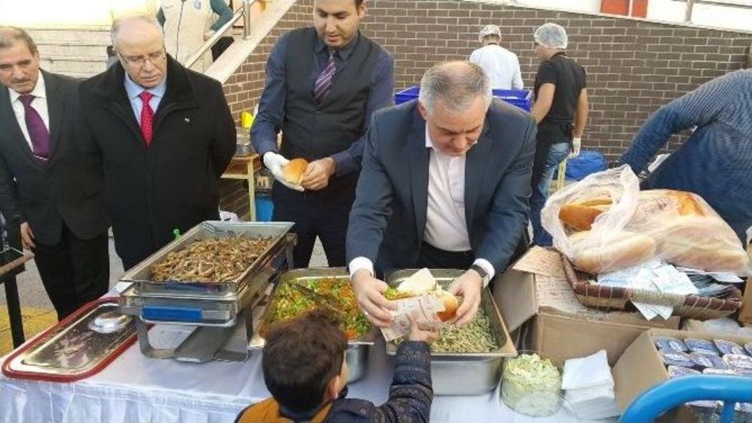 Suriyeli &Ccedil;ocuklar Hayatlarında İlk Defa Hamsi Yedi