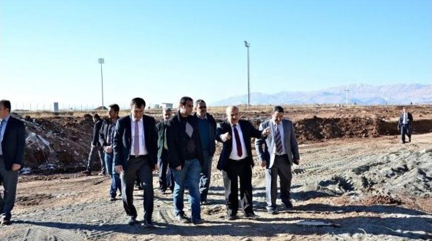 Rekt&ouml;r G&ouml;n&uuml;ll&uuml;, &Uuml;niversitede Yapımı Devam Eden İnşaatları İnceledi