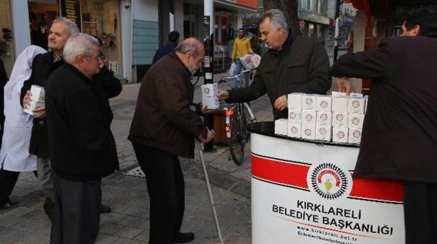 Kırklareli&rsquo;de 2 Bin Kandil Simidi Dağıtıldı