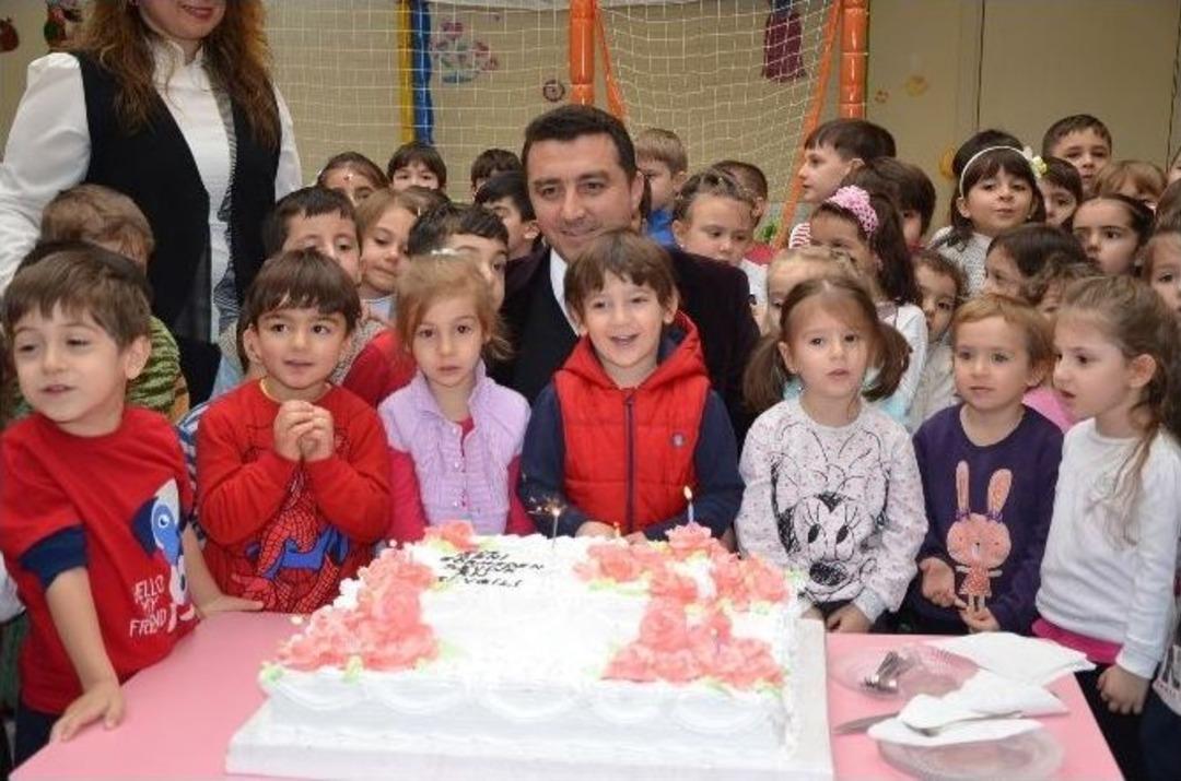 Başkan Bakıcı&rsquo;dan Minik &Ouml;ğrencilere Mevlit Kandili İ&ccedil;in &Ouml;zel Pasta