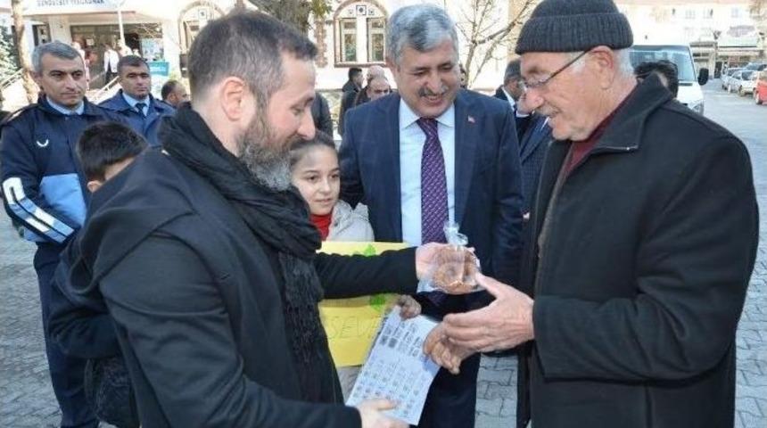 Başkan Polat Ve Sanat&ccedil;ı &Ouml;ge, Kandil Simidi Dağıttı