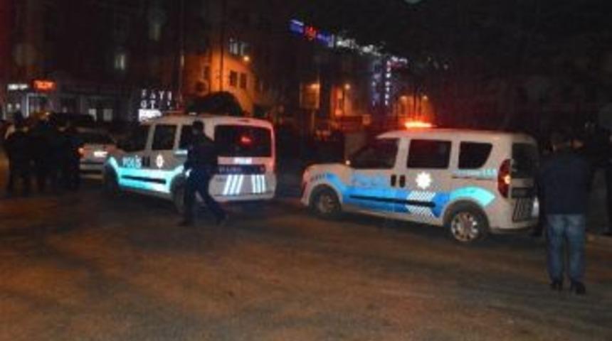 Arkadaşına Kızdı, Yoldan Ge&ccedil;en Aracın &Ouml;n&uuml;ne Atladı