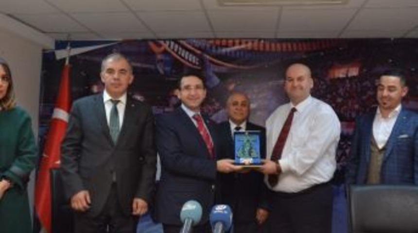 Başbakan Başdanışmanı Turhan: &ldquo;liderlik Zaafı Toplumları Ne Yazık Ki Pen&ccedil;esine Alıyor&rdquo;