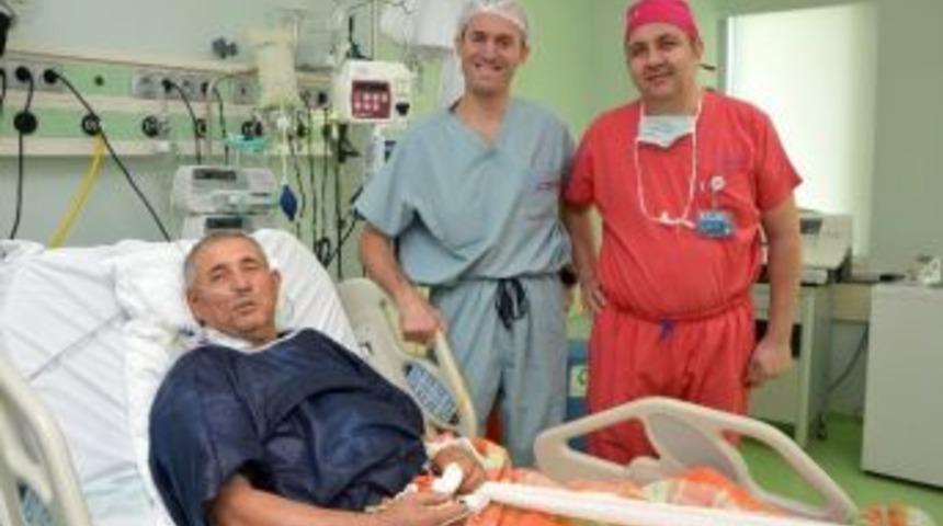 Aynı Anda İki Ameliyat Ge&ccedil;irdi, Yaşama Tutundu