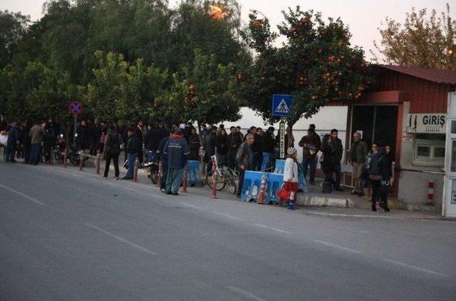 Ehliyetlerini Alabilmek İçin Sabaha Kadar Nöbet Tuttular