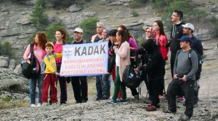 Zirvede Şehitler Anısına Dev T&uuml;rk Bayrağı A&ccedil;tılar