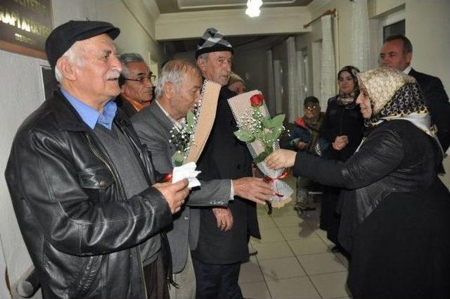 Muhsine Kahraman Mevlid Kandilini Huzurevi Sakinleri İle Geçirdi