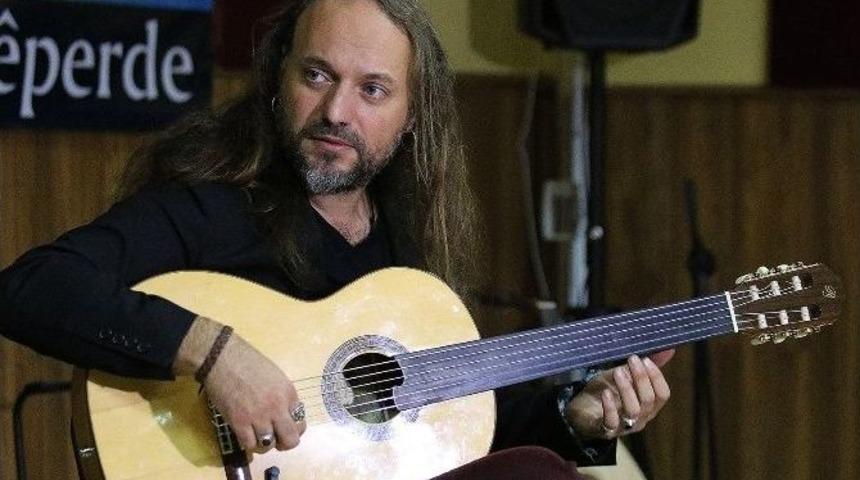 D&uuml;nyaca &Uuml;nl&uuml; Perdesiz Gitar Sanat&ccedil;ısı L&oacute;pez Van&rsquo;da