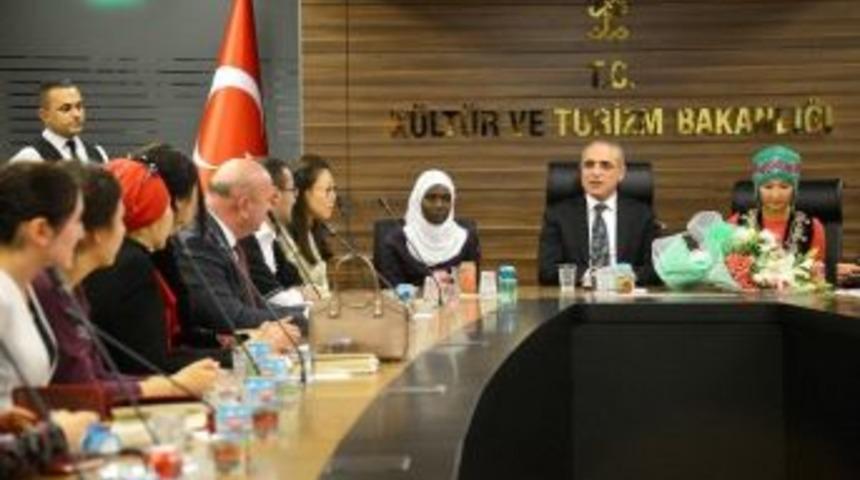 Bakan Top&ccedil;u, T&uuml;rk İslam D&uuml;nyası &Ouml;ğrencileriyle Bir Araya Geldi