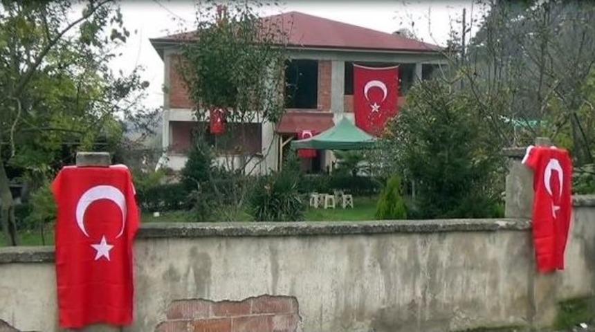 D&uuml;zceli Şehidin Baba Ocağı Bayraklarla Donatıldı