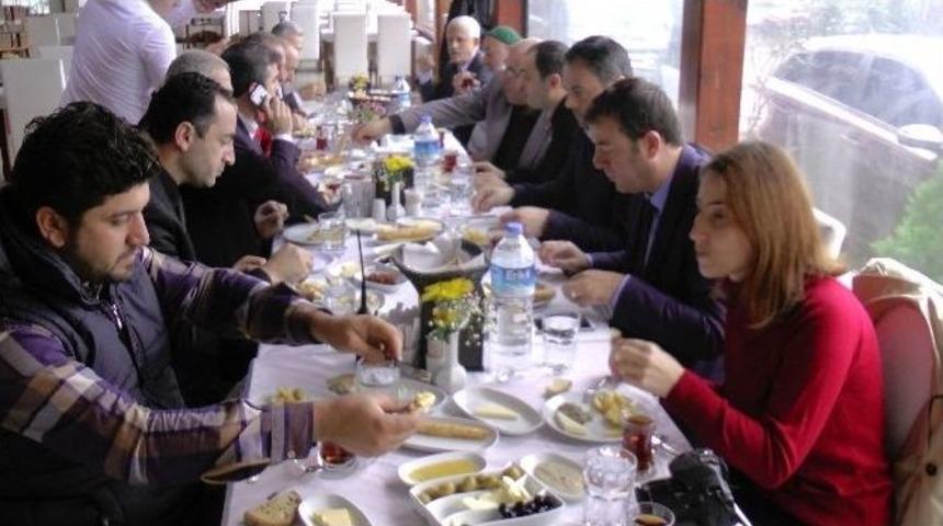 Başkan Yemenici Muhtarlarla Bir Araya Geldi