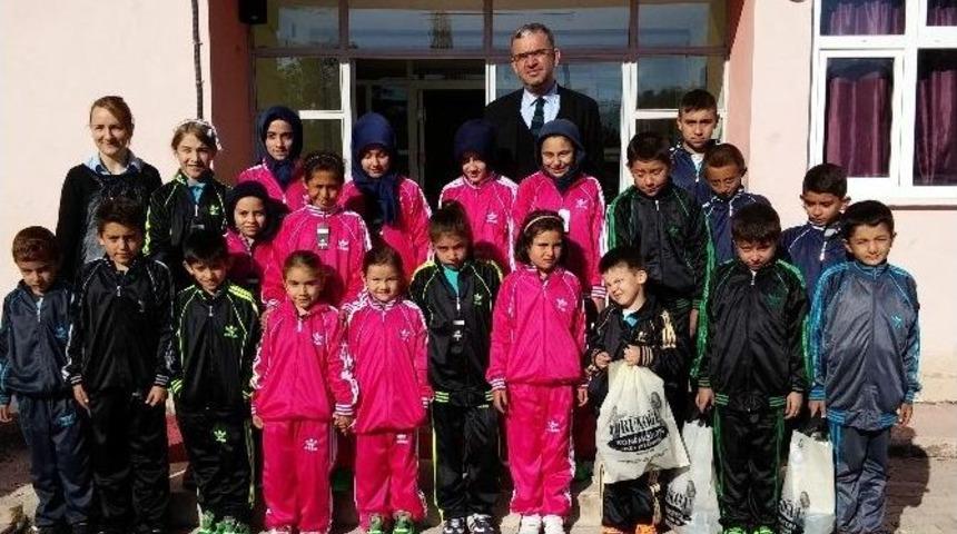 Vakıf&rsquo;dan Eşofman Ve Spor Ayakkabısı Yardımı