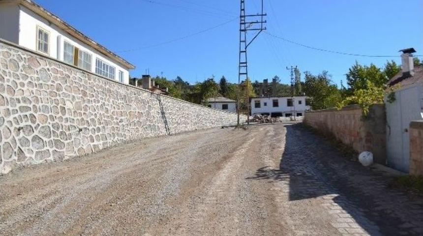 Koyulhisar&rsquo;da Yollarda Genişletme &Ccedil;alışmaları Yapılıyor