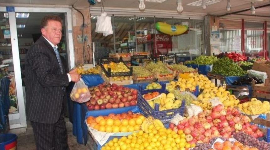 Pazarda Muz Ve Kivi El Yakıyor