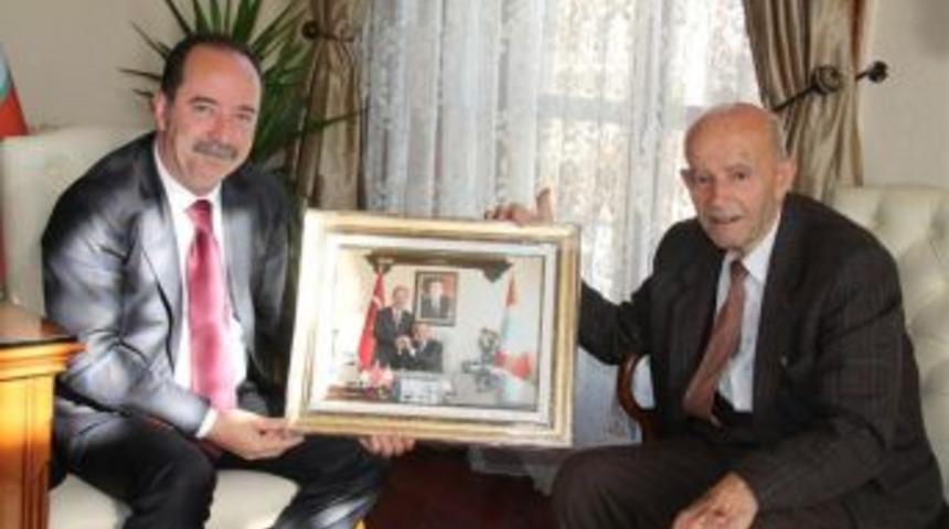 Edirne Belediye Başkanı G&uuml;rkan&rsquo;dan, Eski D&ouml;nem Belediye Başkanı Arman&rsquo;a Anlamlı Hediye