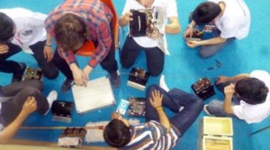 Marmara &Uuml;niversite &Ouml;ğrencileri Robotlarıyla Dereceye Girdi