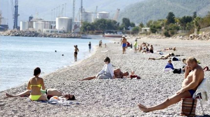 Antalya&rsquo;da Sahiller Yaz G&uuml;nlerini Aratmıyor
