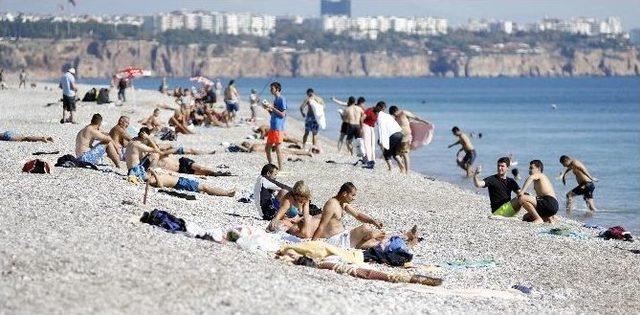 Antalya’da Sahiller Yaz Günlerini Aratmıyor