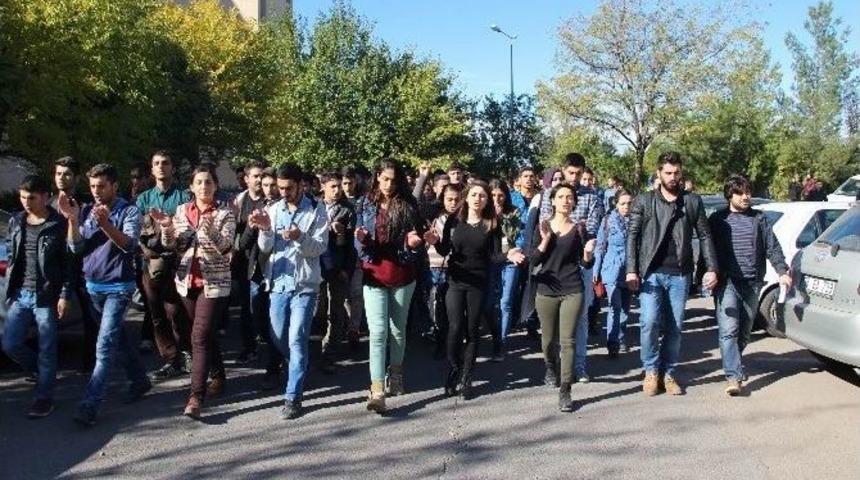 &Ouml;ğrenciler Silvan&rsquo;daki Sokağa &Ccedil;ıkma Yasağını Protesto Etti
