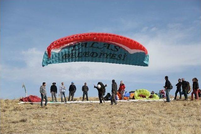 Gökyüzündeki Özgürlüğe 14 Paraşütçü Daha Hazır