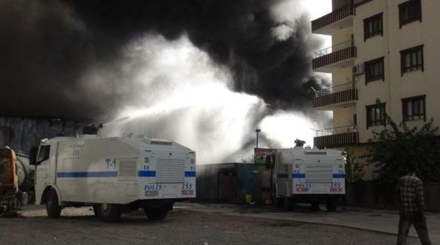 İtfaiyelerin Yetersiz Kaldığı Yangına Toma&rsquo;lar M&uuml;dahale Etti