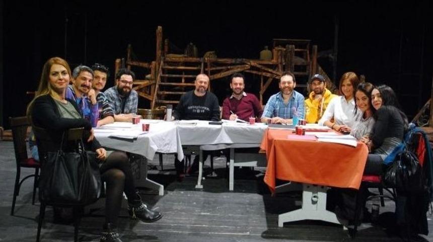 “tom Dick Ve Harry” Adlı Yeni Oyununun Provalarına Başladı