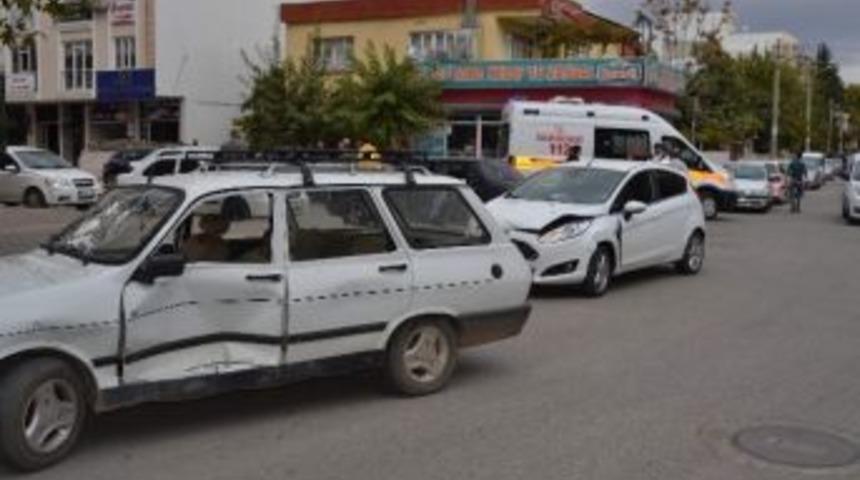 İki Otomobil &Ccedil;arpıştı: 1 Yaralı