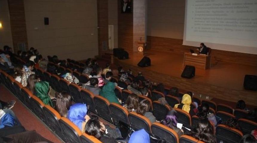 İletişim Fak&uuml;ltesi &Ouml;ğrencilerine &rsquo;sinema-hukuk&rsquo; İlişkisi Anlatıldı