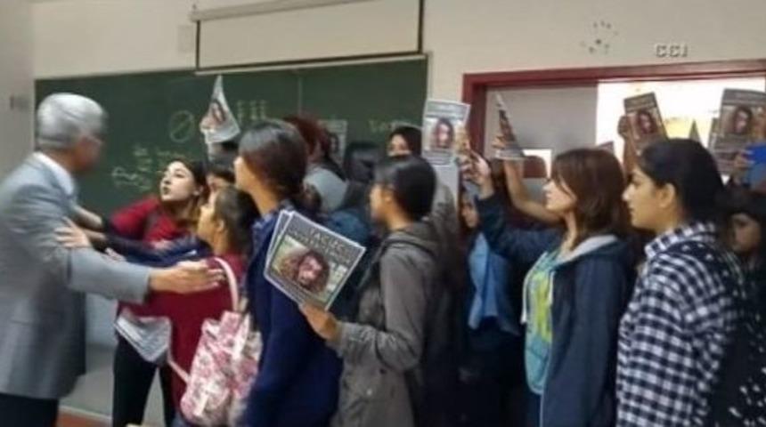 Sınıf Basıp Tacizci Aradılar, Her Şeyi Kameraya Kaydettiler