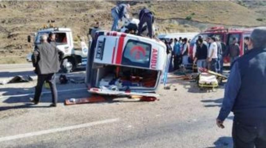 Kalp Krizi Ge&ccedil;iren Hastayı Taşıyan Ambulans Kaza Yapıp Devrildi