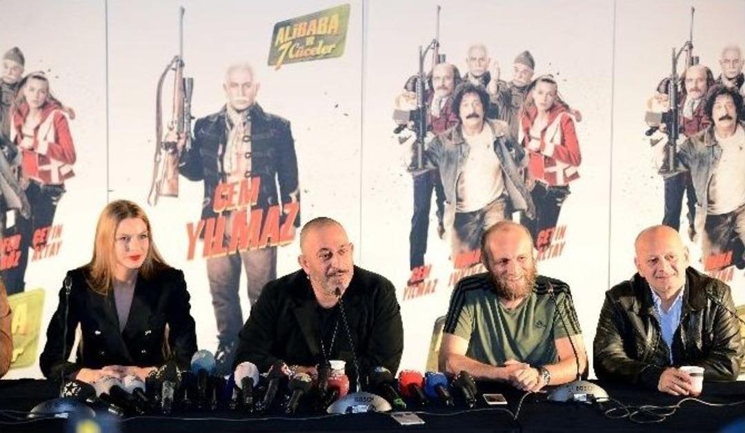 Yeni Filmini Tanıtan Cem Yılmaz&rsquo;ın Esprili Cevapları G&uuml;ld&uuml;rd&uuml;