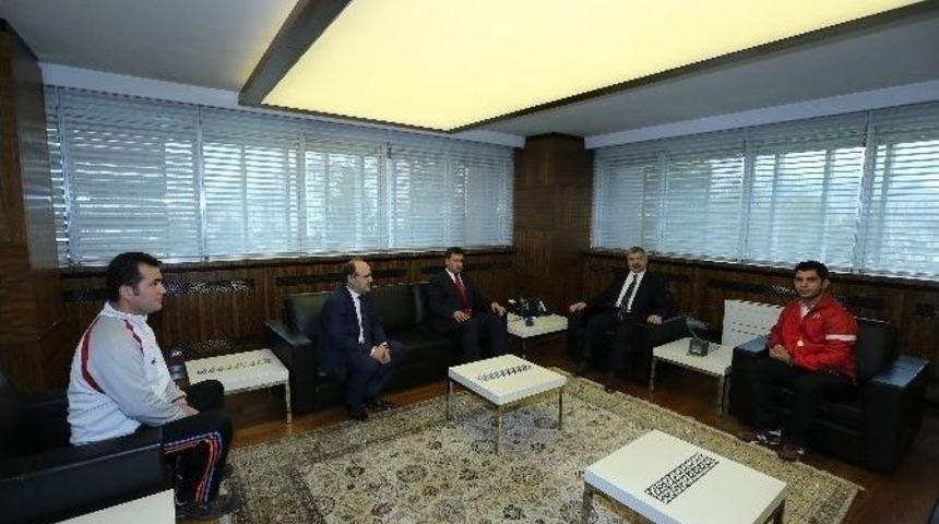 Başkan &Ccedil;elik, Şampiyonu &Ouml;d&uuml;llendirdi, Yeni Tesis S&ouml;z&uuml; Verdi