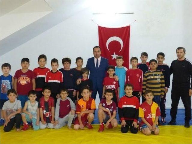 İl Müdüründen Güreşçilere Ziyaret