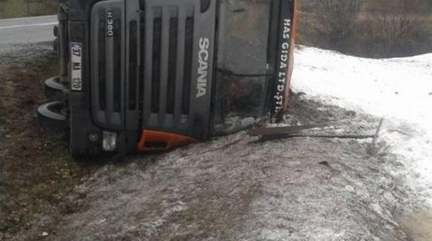 Kimyasal G&uuml;bre Y&uuml;kl&uuml; Tır Devrildi: 1 Yaralı