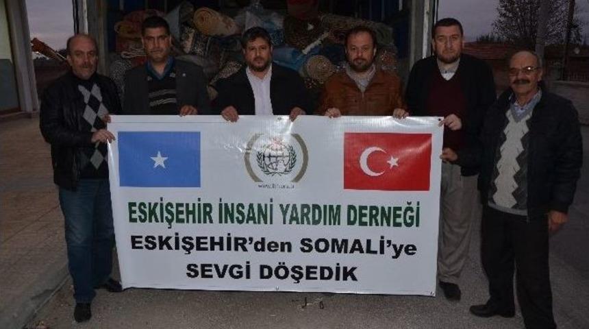 İhh&rsquo;dan Somali&rsquo;deki Camiye Bir Kamyon Dolusu Halı