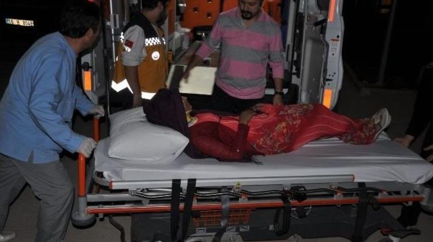 İş&ccedil;i Taşıyan Minib&uuml;s İle Kamyonet &Ccedil;arpıştı: 9 Yaralı