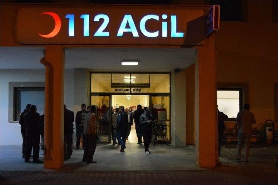 Kamyon İle Otomobil Kafa Kafaya &Ccedil;arpıştı: 1 &Ouml;l&uuml;, 3 Yaralı