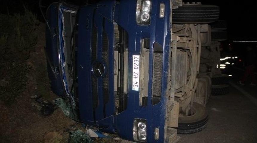 Mıcır Y&uuml;kl&uuml; Kamyon Devrildi: 1 Yaralı