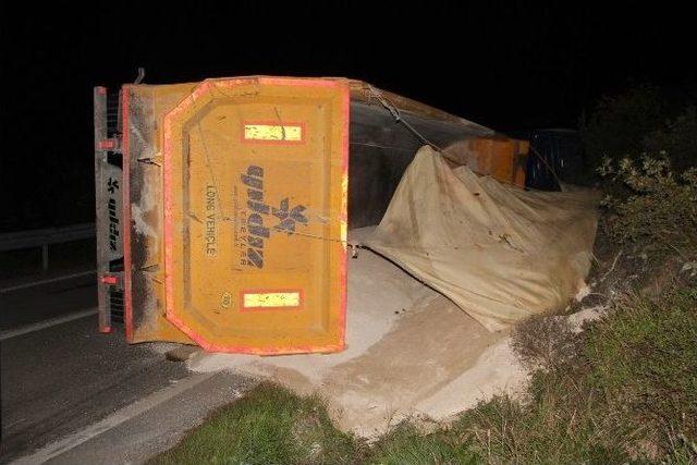 Mıcır Yüklü Kamyon Devrildi: 1 Yaralı 1