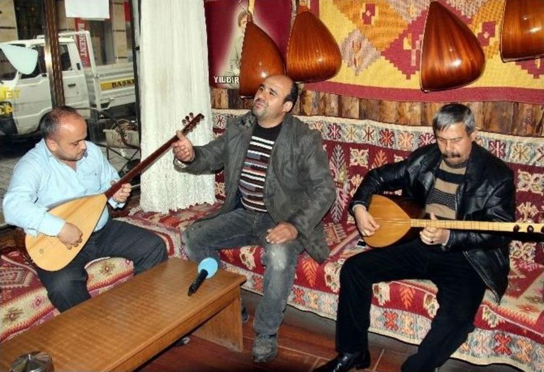 Bu &Ccedil;ay Evinde Sazı Eline Alan Bir Daha Bırakamıyor