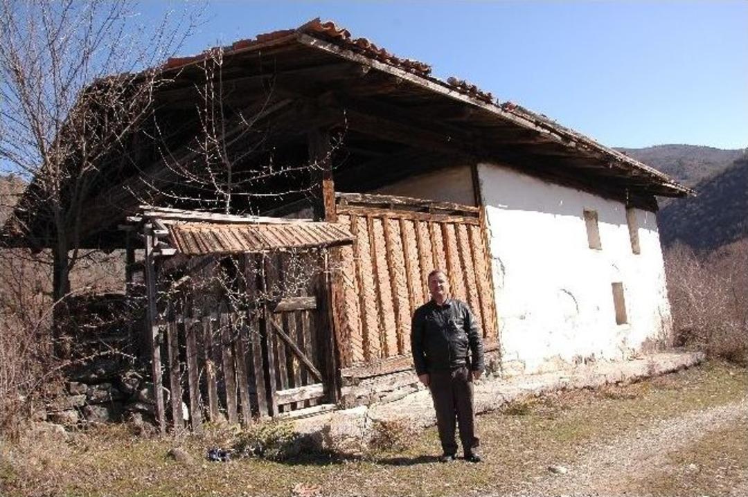 Cami Olarak Kullanılan Eski Yapıyı Define Avcıları Talan Etti