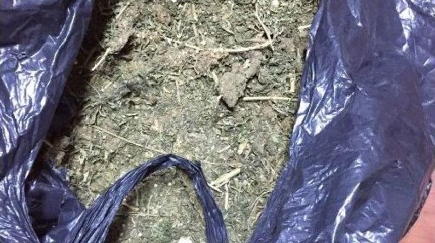 Battaniyenin İ&ccedil;inde Esrar Saklayan Gen&ccedil; Yakalandı